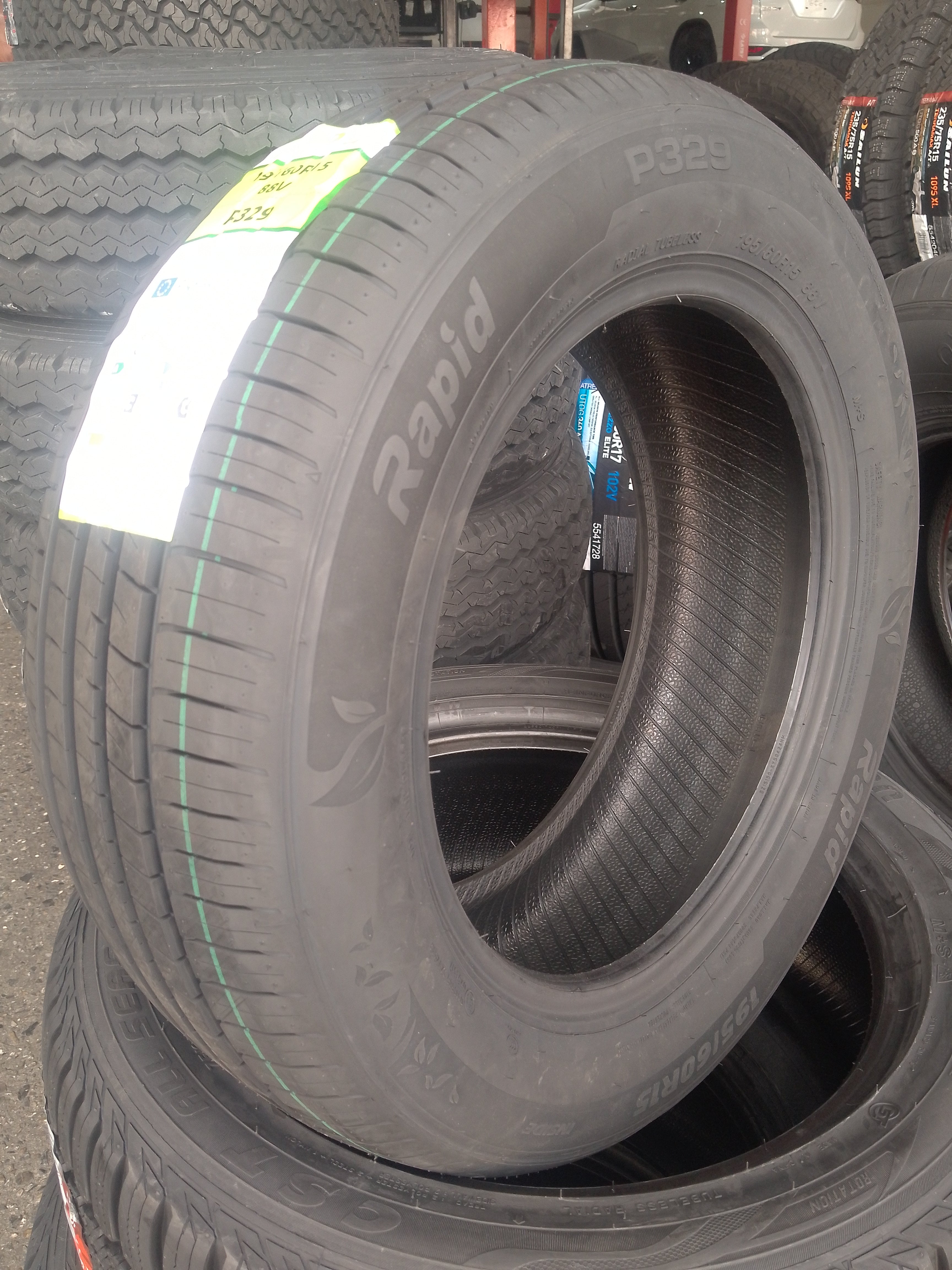 Caucho 195/60R15 Rapid P329 88V