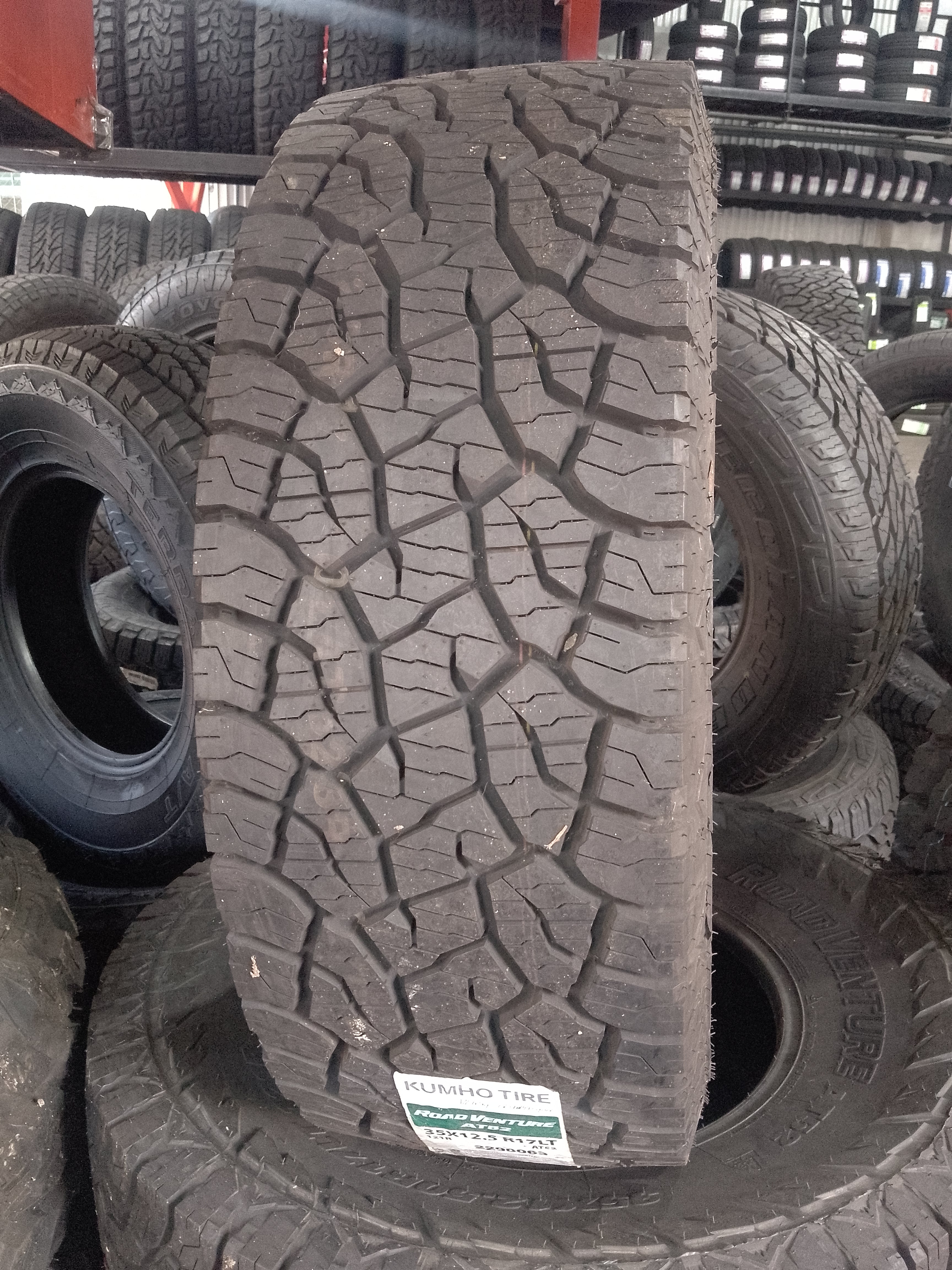 Caucho 35x12.5R17LT Kumho road venture AT52 121R