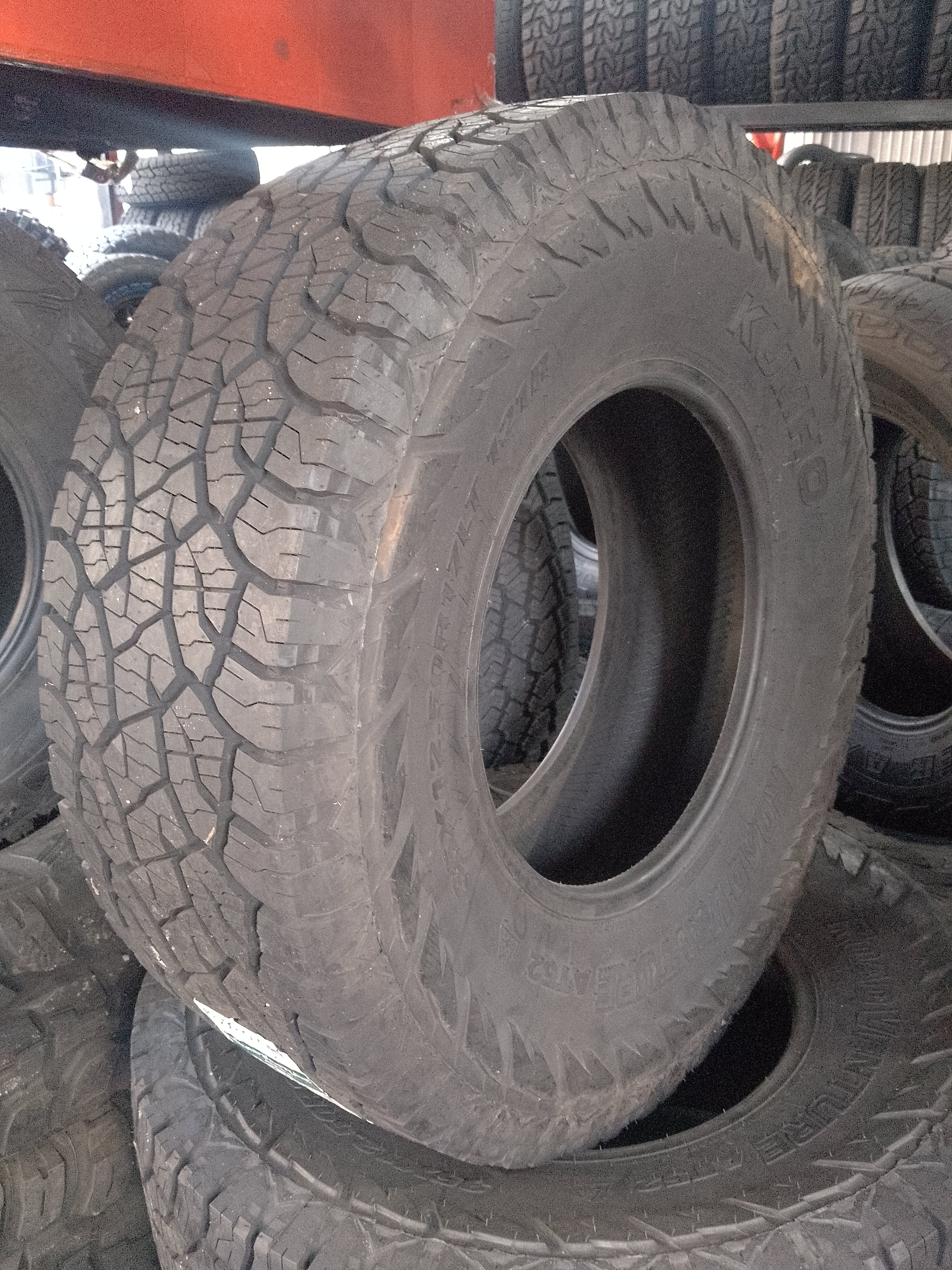 Caucho 35x12.5R17LT Kumho road venture AT52 121R